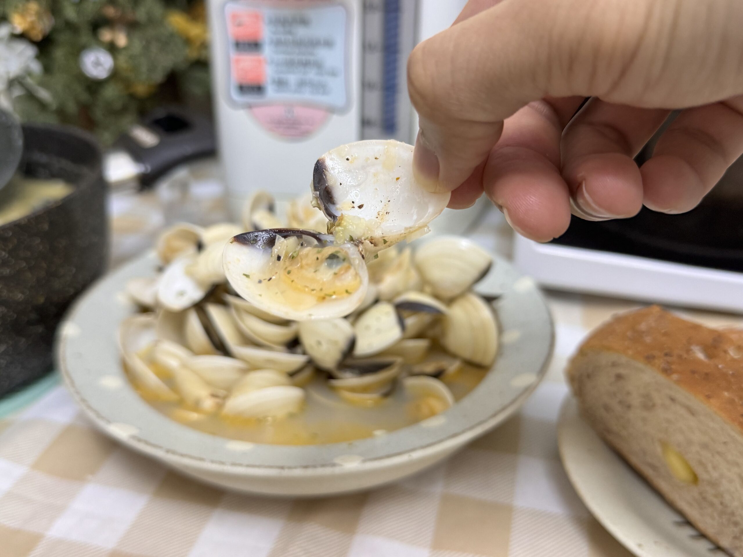 Steamed Clams in White Wine Broth